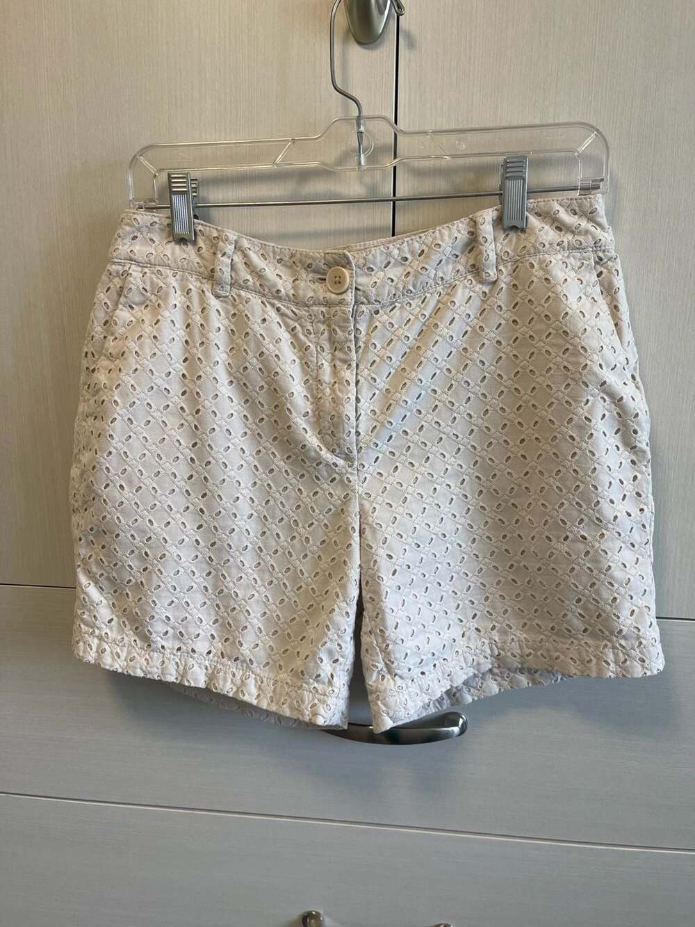 Ann Taylor LOFT Women's Ivory Eyelet Flat Front Chino Shorts Size 6